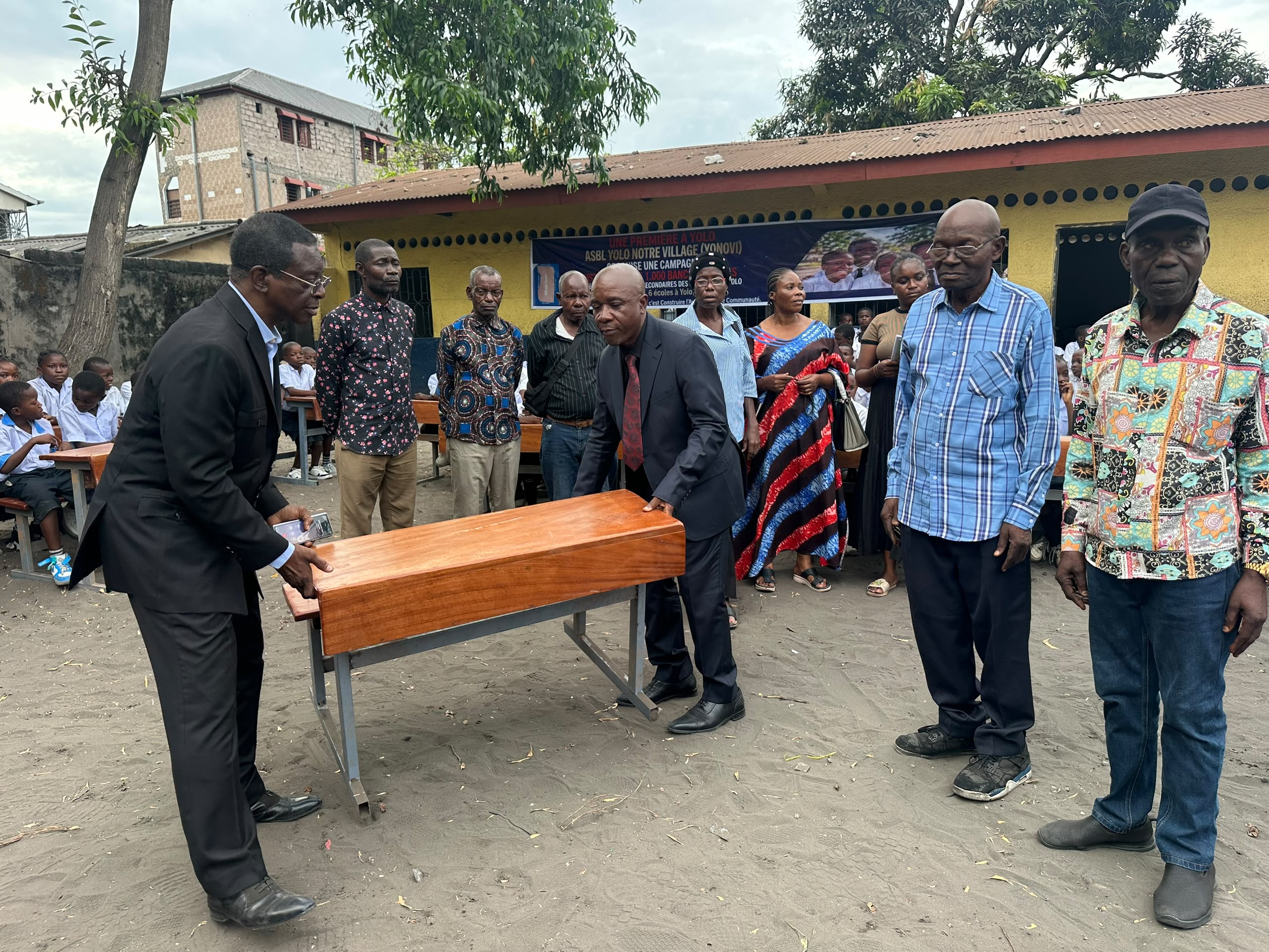 KIN-KALAMU : 1000 bancs scolaires offerts par l'ASBL Yolo Notre Village (YONOVI)